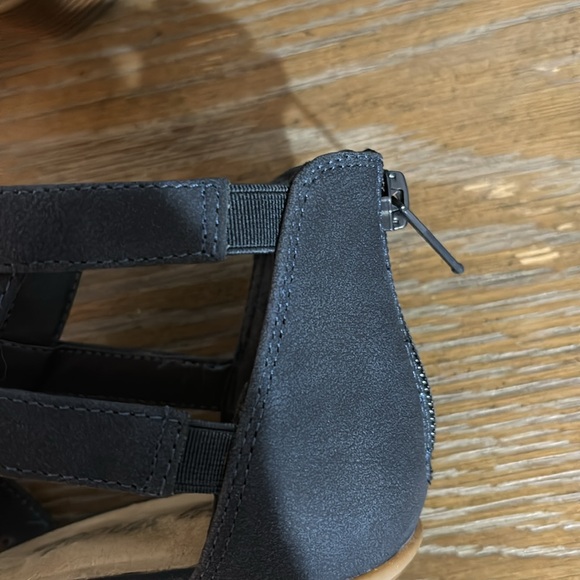 Easy Street women’s navy suede look shoes. Zips up the back. Size 7M - Picture 5 of 7